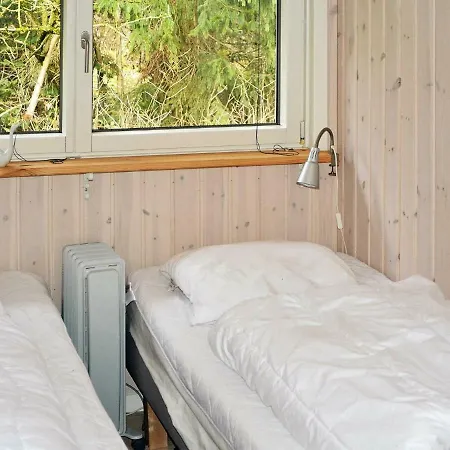 Three-bedroom Holiday In By 4 *