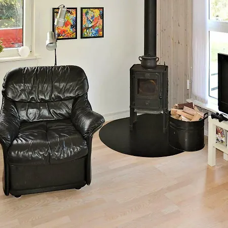 Three-bedroom Holiday In By 4