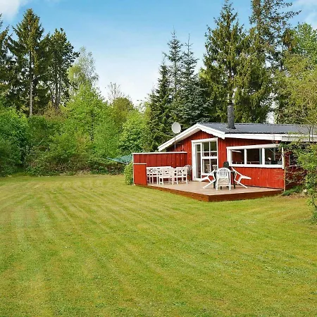 Three-bedroom Holiday In By 4