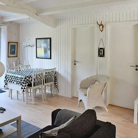 Three-bedroom Holiday In By 4